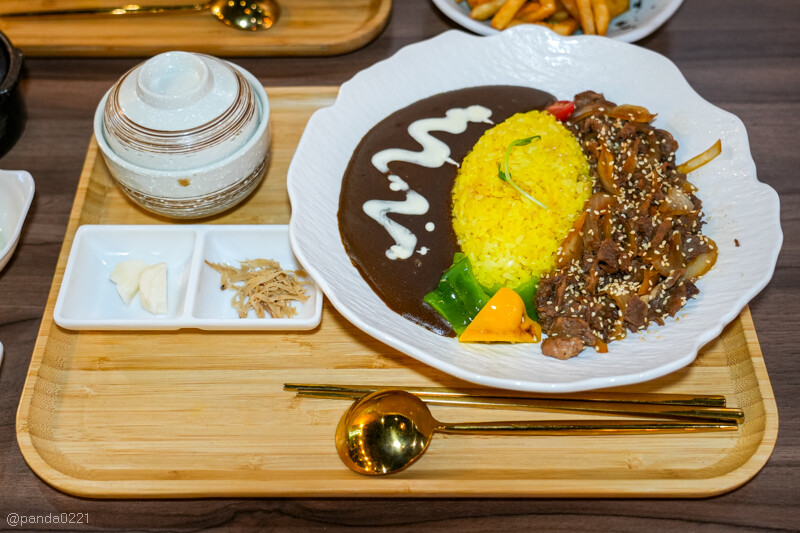 桃園中壢｜日升日式濃咖哩屋．中原商圈爆紅！濃郁微辣黑咖哩，一口上癮！