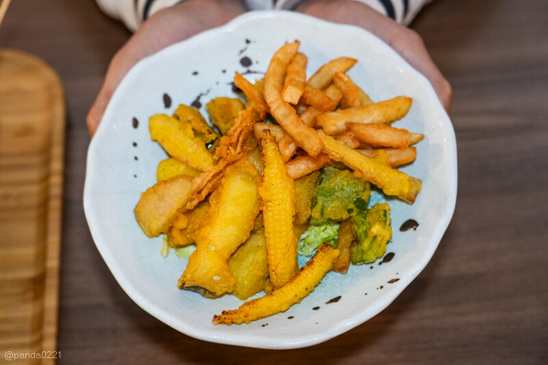 桃園中壢｜日升日式濃咖哩屋．中原商圈爆紅！濃郁微辣黑咖哩，一口上癮！