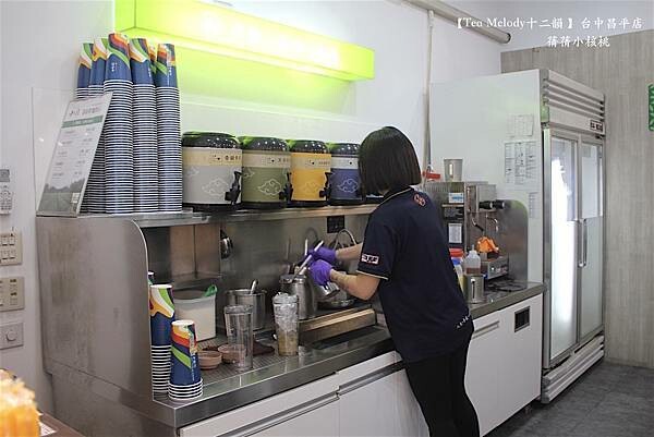 台中飲料推薦「十二韻」玫瑰美妍冰茶 粉珍粿奶茶超有人氣。