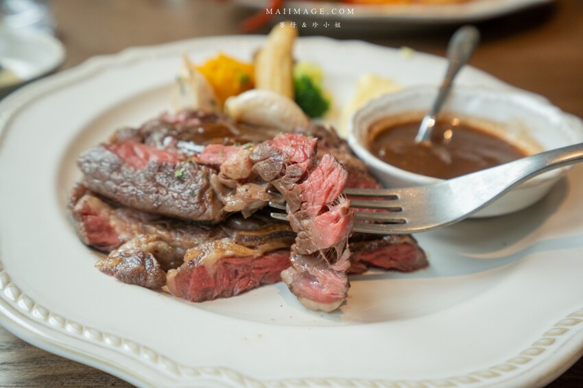 林口三井新開幕「JK Studio歐陸餐廳」波士頓龍蝦 肋眼牛排超值推薦。