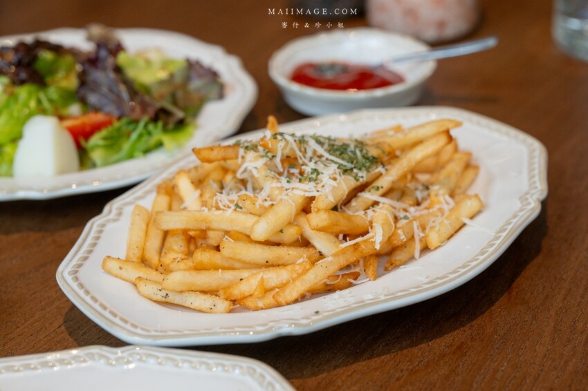 林口三井新開幕「JK Studio歐陸餐廳」波士頓龍蝦 肋眼牛排超值推薦。