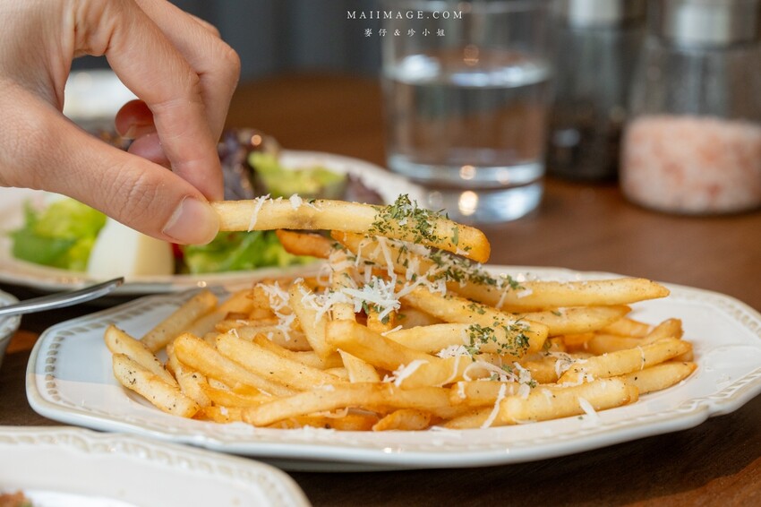 林口三井新開幕「JK Studio歐陸餐廳」波士頓龍蝦 肋眼牛排超值推薦。