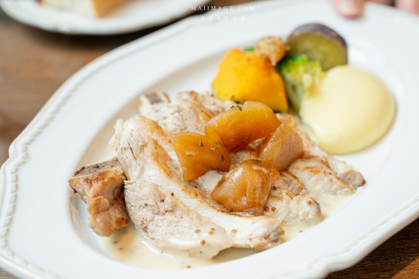 林口三井新開幕「JK Studio歐陸餐廳」波士頓龍蝦 肋眼牛排超值推薦。