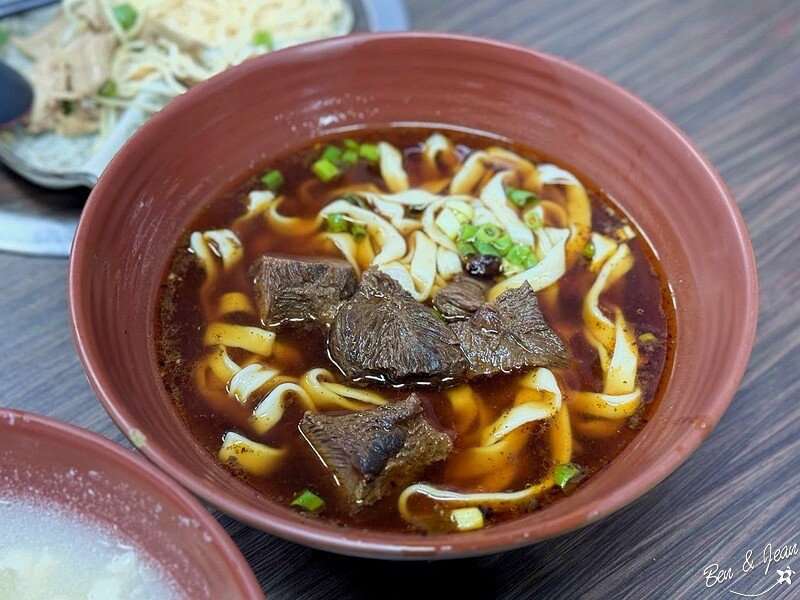 宜蘭美食推薦！六眷村刀削牛肉麵 重慶麻辣鍋，吃過就忘不了。