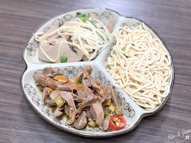 宜蘭美食推薦！六眷村刀削牛肉麵 重慶麻辣鍋，吃過就忘不了。