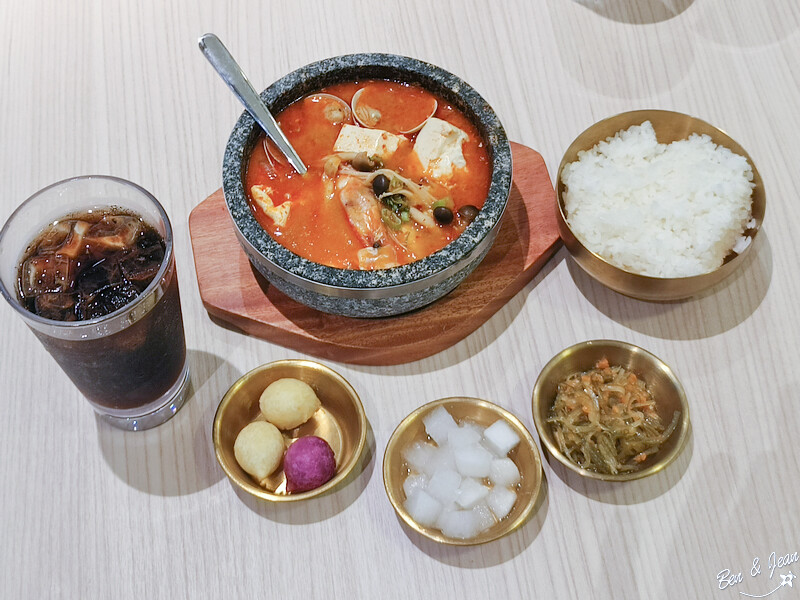 宜蘭美食推薦！六眷村刀削牛肉麵 重慶麻辣鍋，吃過就忘不了。