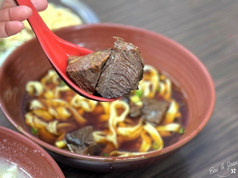 宜蘭美食推薦！六眷村刀削牛肉麵 重慶麻辣鍋，吃過就忘不了。