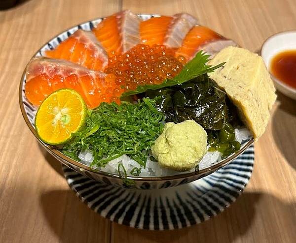 [台北日式]新莊區幸福站「坐著做。海鮮丼飯專門店（新莊幸福店