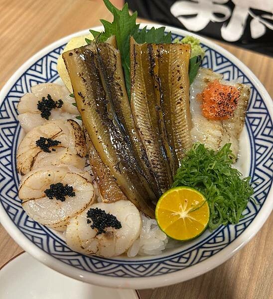 [台北日式]新莊區幸福站「坐著做。海鮮丼飯專門店（新莊幸福店