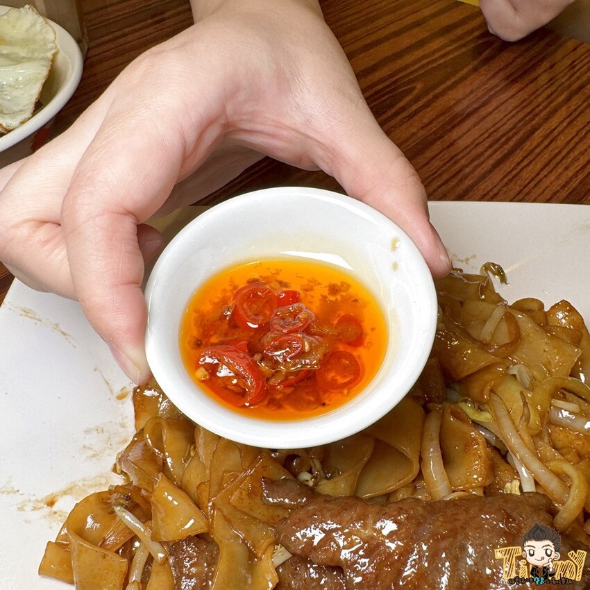 新竹縣竹北市天樂里冰室。竹北最正宗的干炒牛河&絲襪奶茶！ 限量供應的黯然銷魂飯好吃到流淚！ 奶油豬脆脆超港味！ - 跟著踢小米吃喝玩樂趣