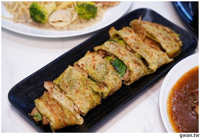 台中這間素食早餐也太酷，一早就能吃鹽酥雞，還有超特別的蚵仔煎蓋飯！