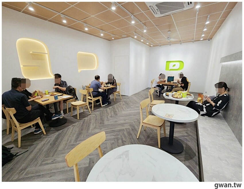 台中這間素食早餐也太酷，一早就能吃鹽酥雞，還有超特別的蚵仔煎蓋飯！