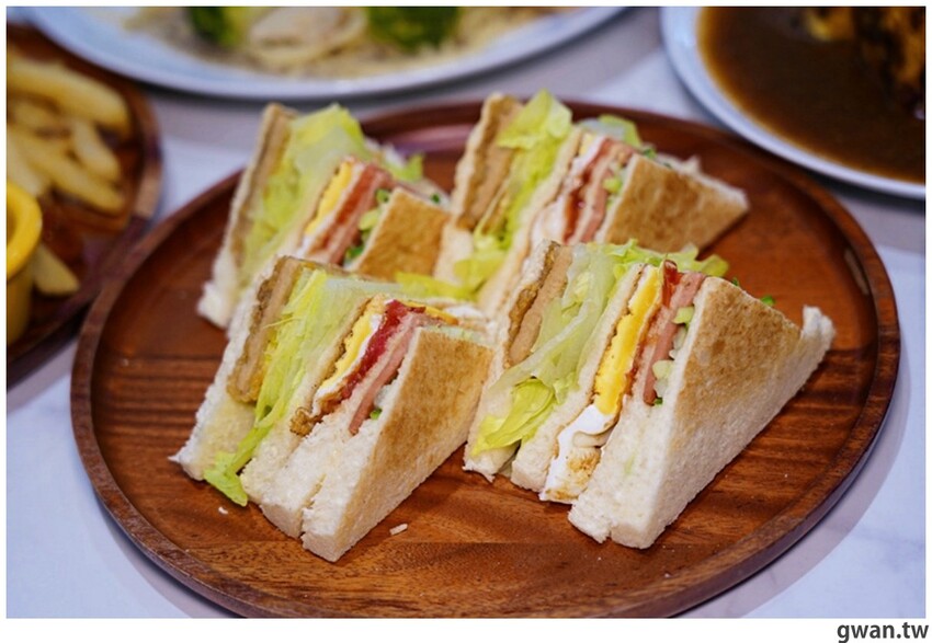 台中這間素食早餐也太酷，一早就能吃鹽酥雞，還有超特別的蚵仔煎蓋飯！