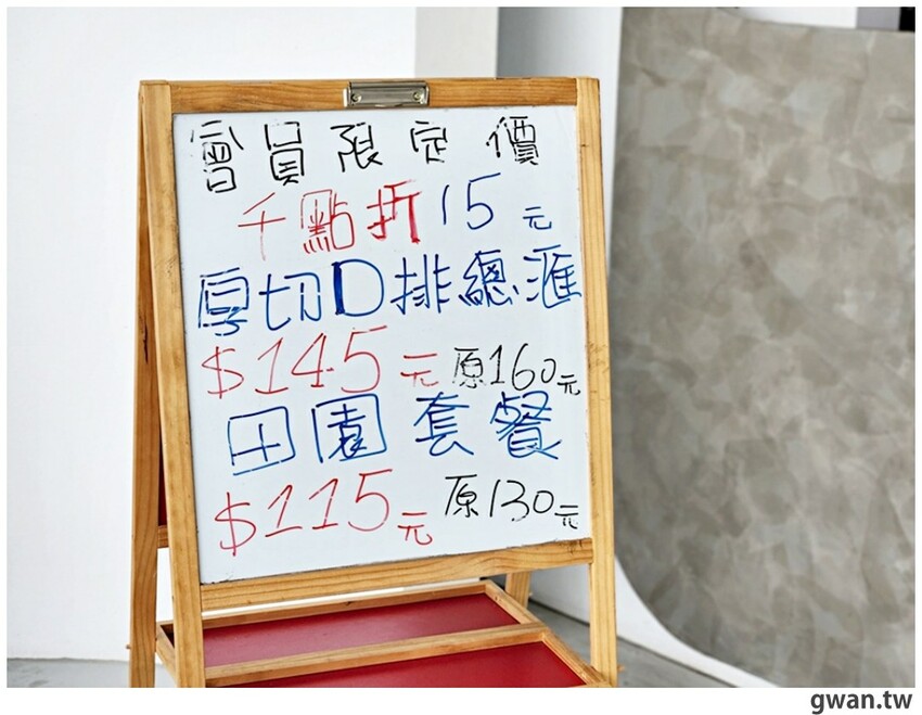 台中這間素食早餐也太酷，一早就能吃鹽酥雞，還有超特別的蚵仔煎蓋飯！