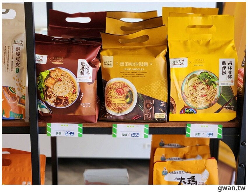 台中這間素食早餐也太酷，一早就能吃鹽酥雞，還有超特別的蚵仔煎蓋飯！