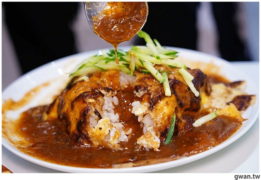 台中這間素食早餐也太酷，一早就能吃鹽酥雞，還有超特別的蚵仔煎蓋飯！