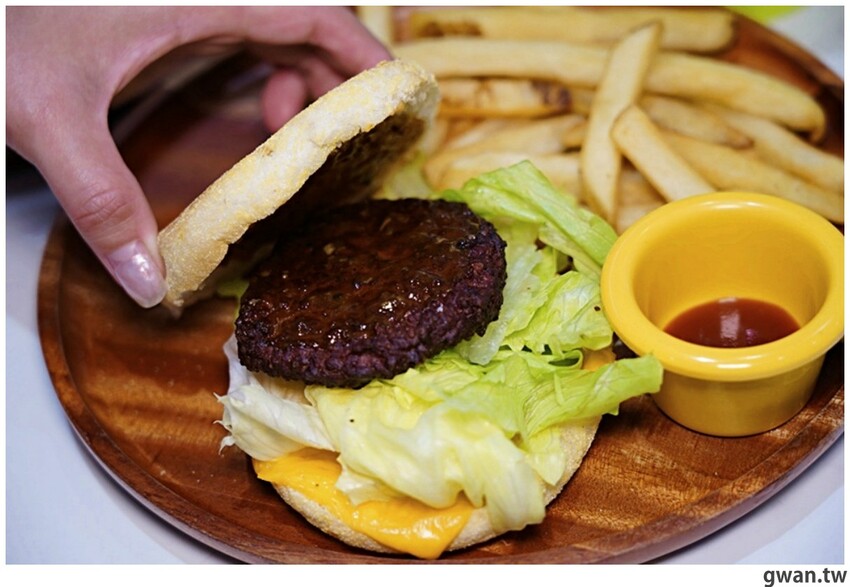 台中這間素食早餐也太酷，一早就能吃鹽酥雞，還有超特別的蚵仔煎蓋飯！