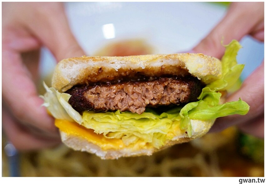 台中這間素食早餐也太酷，一早就能吃鹽酥雞，還有超特別的蚵仔煎蓋飯！