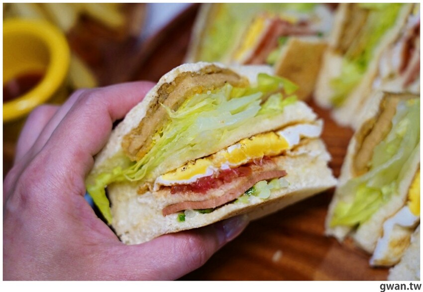 台中這間素食早餐也太酷，一早就能吃鹽酥雞，還有超特別的蚵仔煎蓋飯！