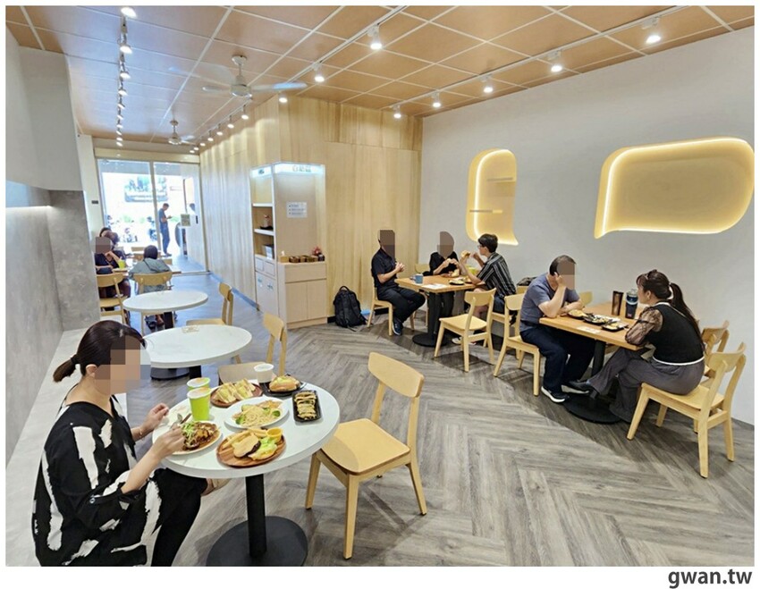 台中這間素食早餐也太酷，一早就能吃鹽酥雞，還有超特別的蚵仔煎蓋飯！