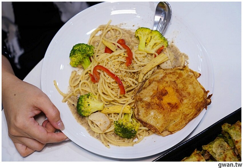 台中這間素食早餐也太酷，一早就能吃鹽酥雞，還有超特別的蚵仔煎蓋飯！