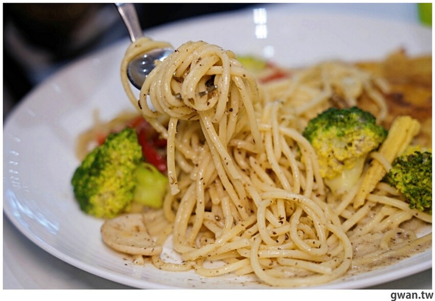 台中這間素食早餐也太酷，一早就能吃鹽酥雞，還有超特別的蚵仔煎蓋飯！