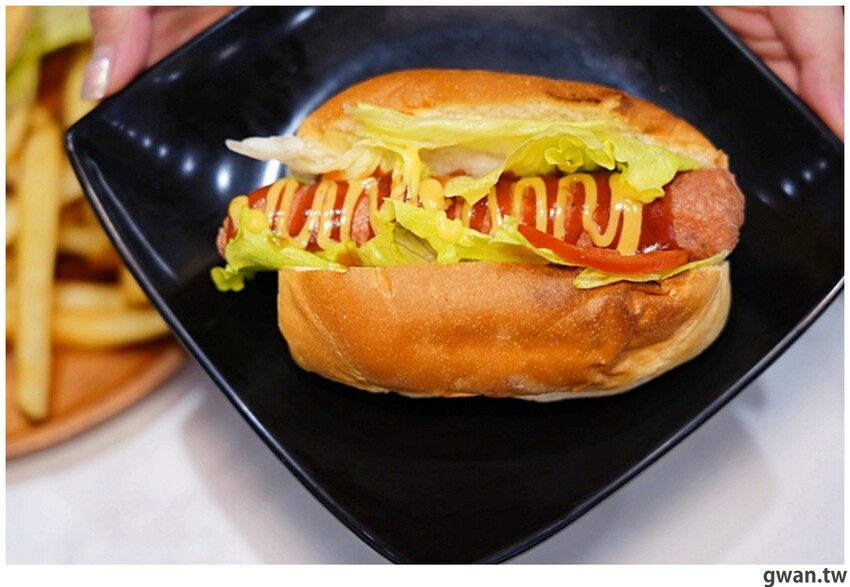 台中這間素食早餐也太酷，一早就能吃鹽酥雞，還有超特別的蚵仔煎蓋飯！