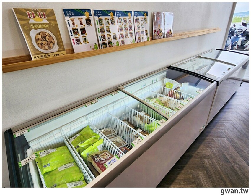 台中這間素食早餐也太酷，一早就能吃鹽酥雞，還有超特別的蚵仔煎蓋飯！