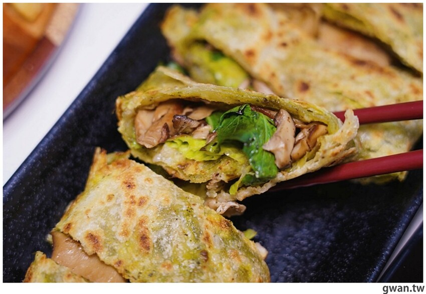 台中這間素食早餐也太酷，一早就能吃鹽酥雞，還有超特別的蚵仔煎蓋飯！