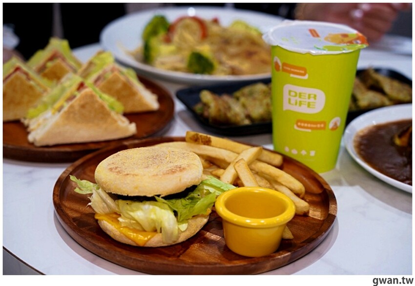 台中這間素食早餐也太酷，一早就能吃鹽酥雞，還有超特別的蚵仔煎蓋飯！