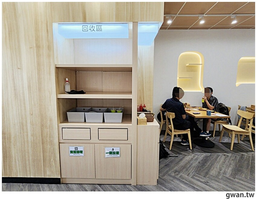 台中這間素食早餐也太酷，一早就能吃鹽酥雞，還有超特別的蚵仔煎蓋飯！