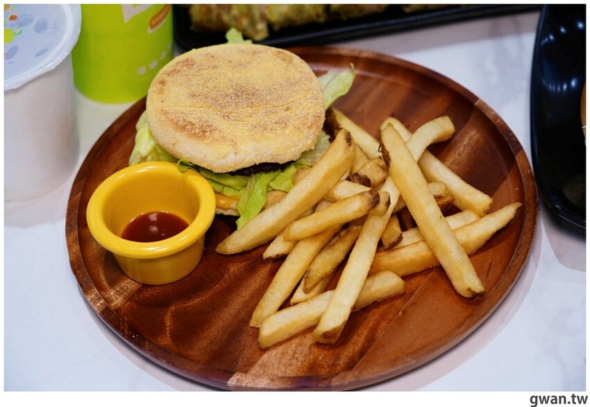 台中這間素食早餐也太酷，一早就能吃鹽酥雞，還有超特別的蚵仔煎蓋飯！