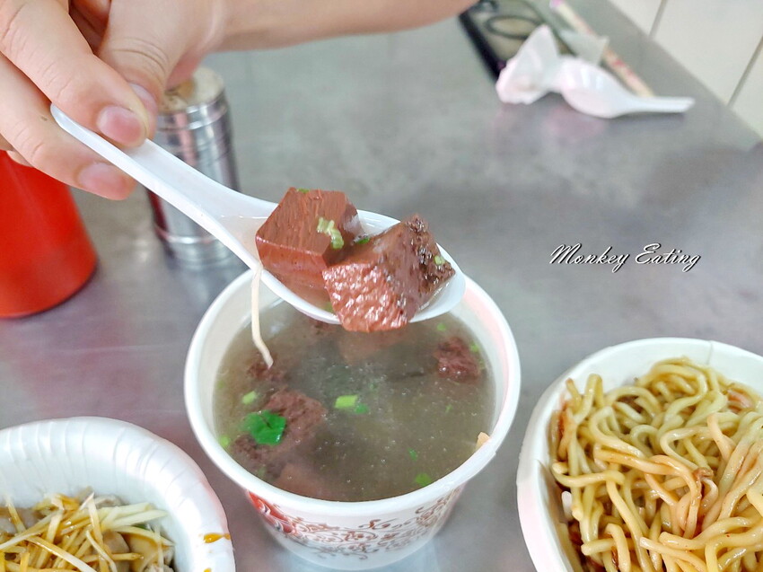 大肚筒仔米糕│食尚玩家推薦大肚清水筒仔米糕，肥瘦均勻米飯香Q好吃！古早味中式麵食湯類小菜 - 貪吃猴的幻想