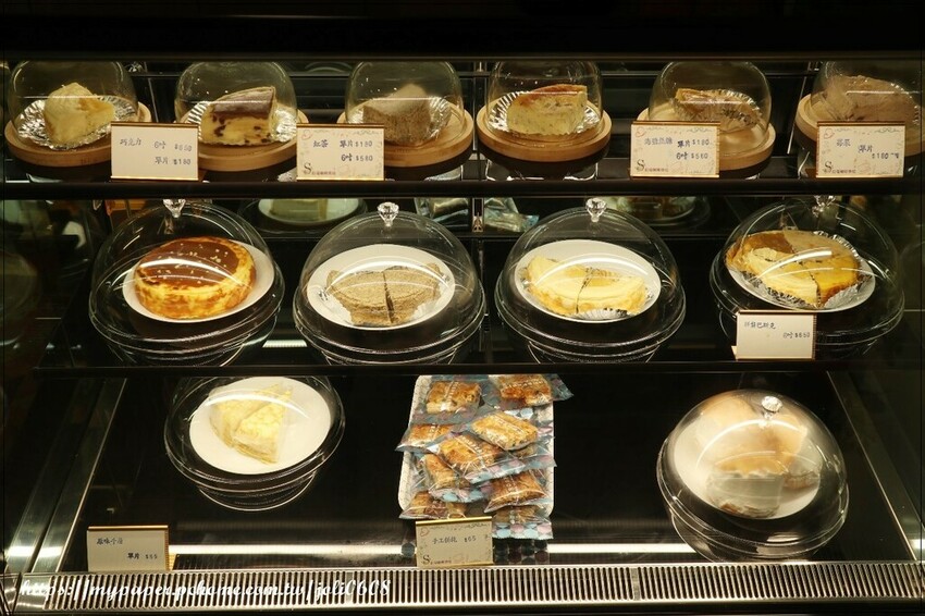 桃園市桃園區【拾瑞咖啡烘培】春節禮盒推薦 桃園伴手禮推薦 巴斯克蛋糕、蛋黃酥、千層酥真材實料手工製作 年節送禮必備首選