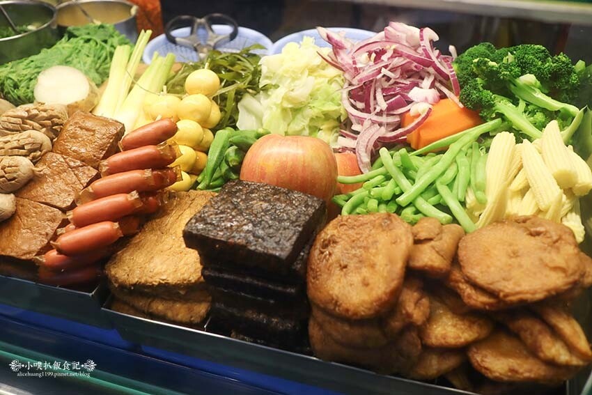 【樂華夜市美食】『小么雞鹹水雞 樂華夜市店』排隊美食/雞肉以 【樂華夜市美食】『小么雞鹹水雞 樂華夜市店』排隊美食/雞肉以