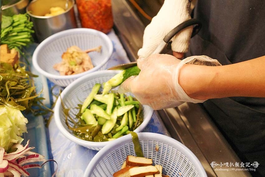 【樂華夜市美食】『小么雞鹹水雞 樂華夜市店』排隊美食/雞肉以 【樂華夜市美食】『小么雞鹹水雞 樂華夜市店』排隊美食/雞肉以