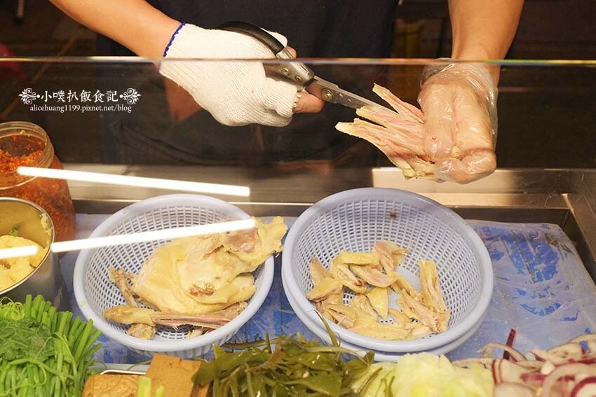 【樂華夜市美食】『小么雞鹹水雞 樂華夜市店』排隊美食/雞肉以 【樂華夜市美食】『小么雞鹹水雞 樂華夜市店』排隊美食/雞肉以
