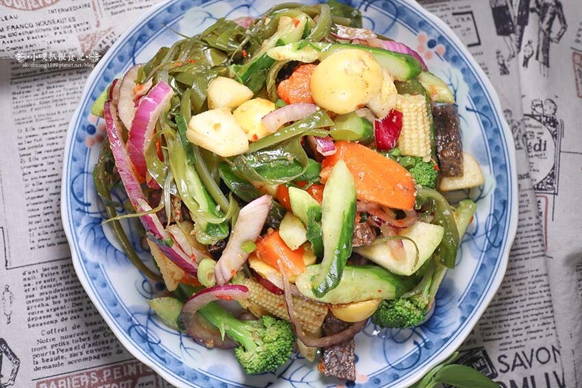 【樂華夜市美食】『小么雞鹹水雞 樂華夜市店』排隊美食/雞肉以 【樂華夜市美食】『小么雞鹹水雞 樂華夜市店』排隊美食/雞肉以