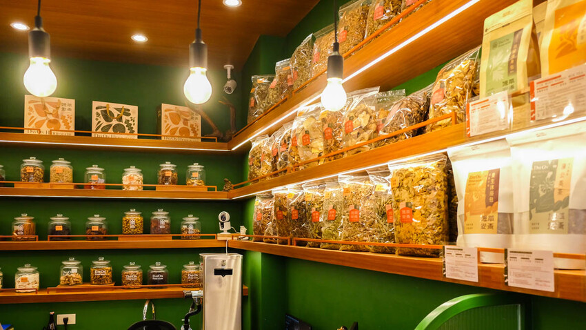 德草安青 百年老店德安青草店文青新裝，飲品好喝舒服無負擔打趴手搖飲 @D&W黑白雙搭