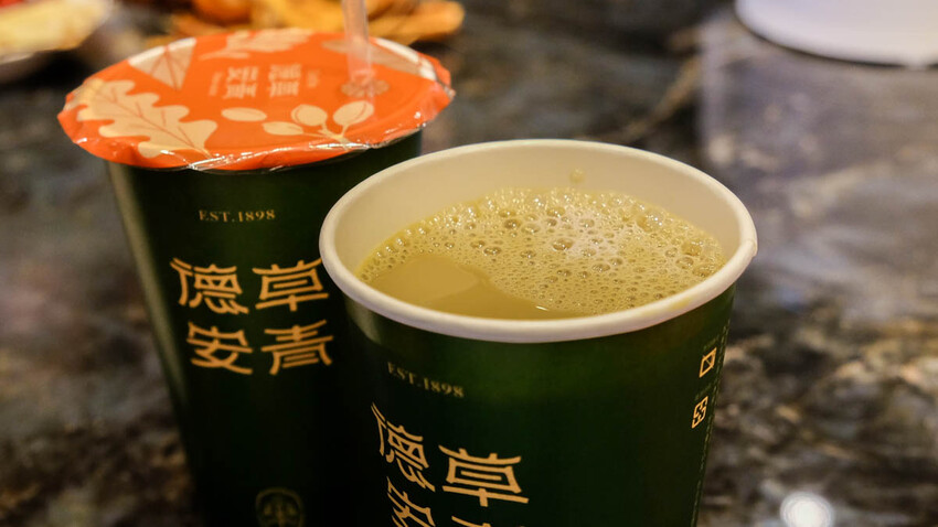 德草安青 百年老店德安青草店文青新裝，飲品好喝舒服無負擔打趴手搖飲 @D&W黑白雙搭