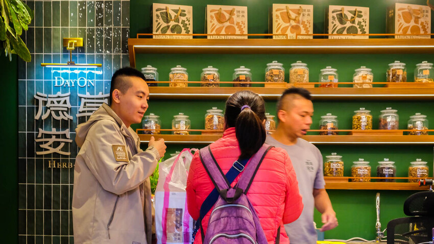 德草安青 百年老店德安青草店文青新裝，飲品好喝舒服無負擔打趴手搖飲 @D&W黑白雙搭