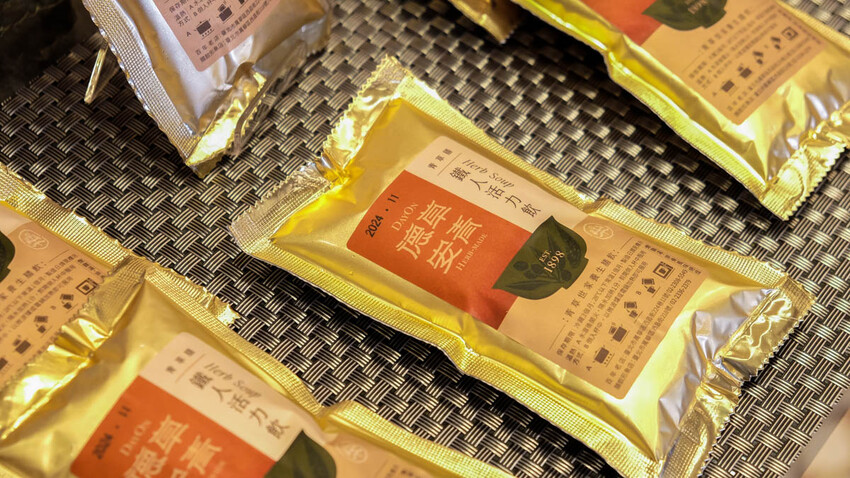 德草安青 百年老店德安青草店文青新裝，飲品好喝舒服無負擔打趴手搖飲 @D&W黑白雙搭