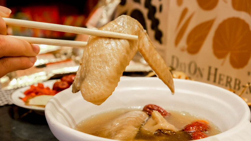 德草安青 百年老店德安青草店文青新裝，飲品好喝舒服無負擔打趴手搖飲 @D&W黑白雙搭