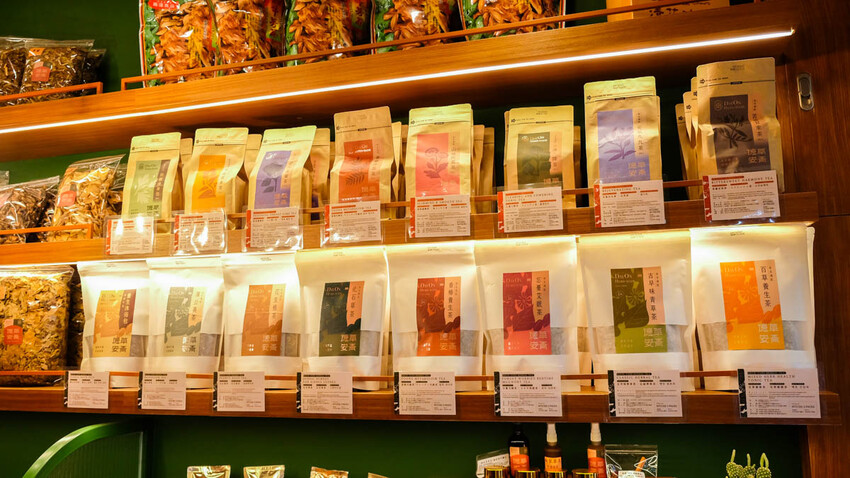 德草安青 百年老店德安青草店文青新裝，飲品好喝舒服無負擔打趴手搖飲 @D&W黑白雙搭