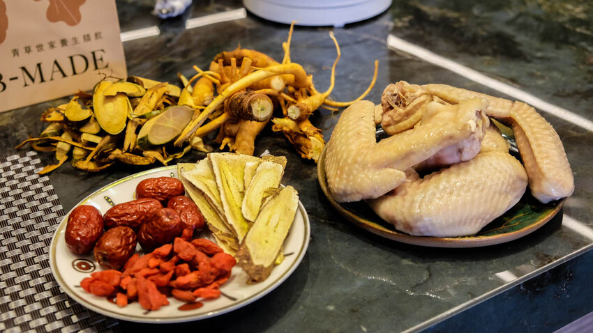 德草安青 百年老店德安青草店文青新裝，飲品好喝舒服無負擔打趴手搖飲 @D&W黑白雙搭