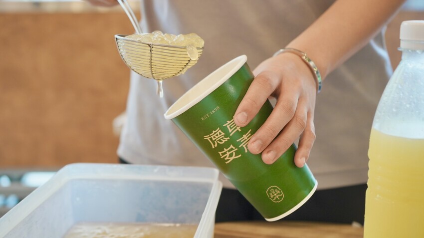 台北市萬華區[台北美食] 德草安青｜龍山寺必喝文青手搖飲！免費求藥籤，抽中請你喝飲料！