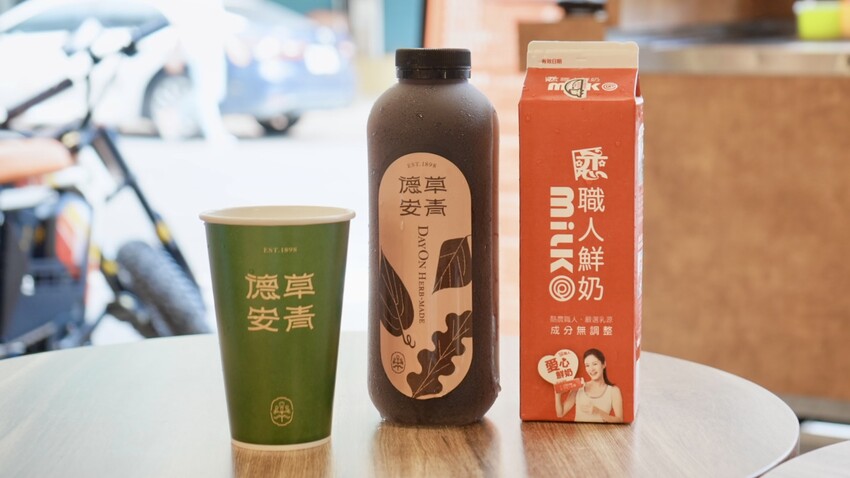 台北市萬華區[台北美食] 德草安青｜龍山寺必喝文青手搖飲！免費求藥籤，抽中請你喝飲料！