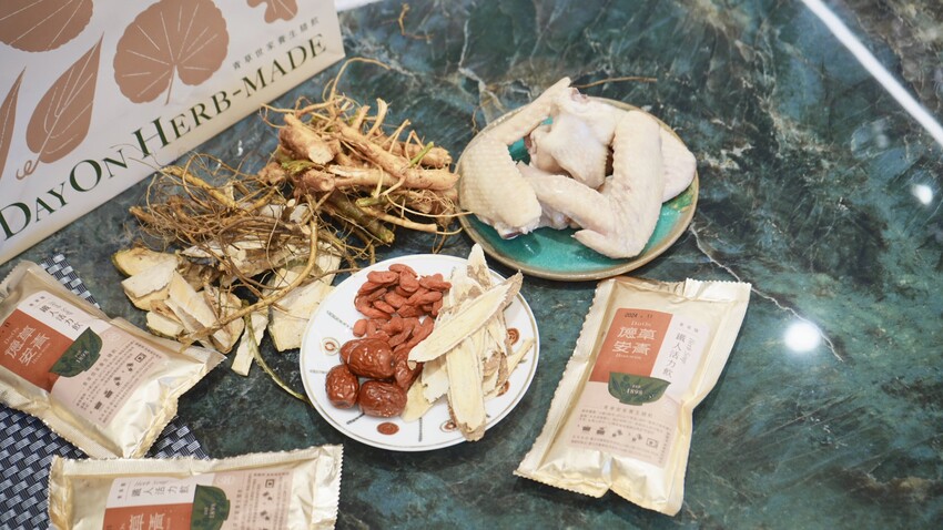 台北市萬華區[台北美食] 德草安青｜龍山寺必喝文青手搖飲！免費求藥籤，抽中請你喝飲料！