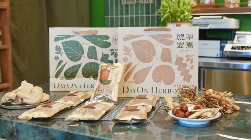 台北市萬華區[台北美食] 德草安青｜龍山寺必喝文青手搖飲！免費求藥籤，抽中請你喝飲料！