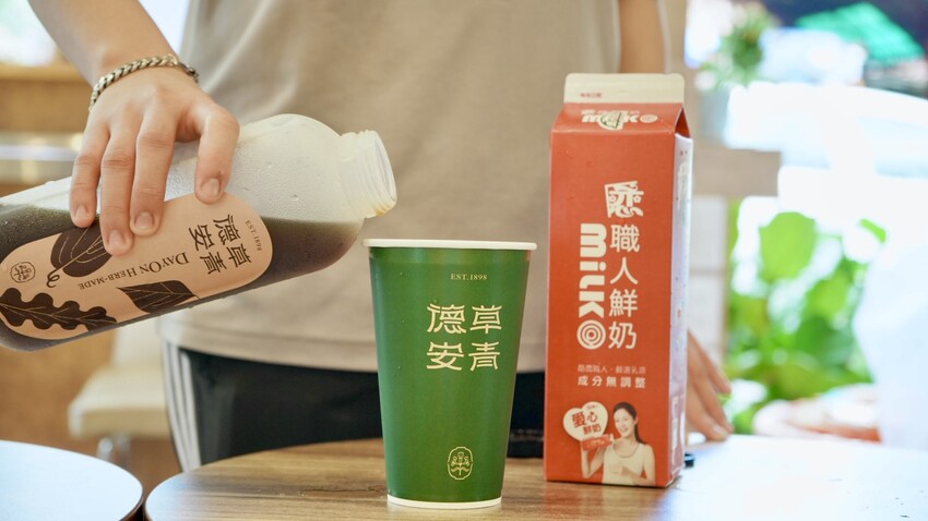 台北市萬華區[台北美食] 德草安青｜龍山寺必喝文青手搖飲！免費求藥籤，抽中請你喝飲料！